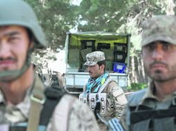 Resguardo.  Oficiales de seguridad afganos escoltan las urnas a la Comisión Electoral Independiente, en Herat. EFE /
