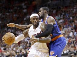 Esfuerzo. LeBron James recibe una falta por parte de Tim Hardaway Jr., en su intento por llegar a la canasta. AP /