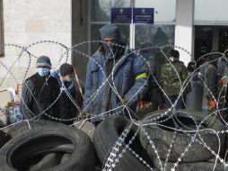 Manifestantes prorrusos levantan una barricada frente a un edificio ocupado de la administración regional en Donetsk (Ucrania). EFE /