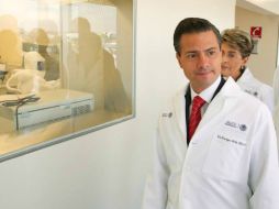 Peña Nieto recorre una de las alas del Indre a lado de la secretaria Mercedes Juan. TOMADA DE FACEBOOK. ESPECIAL /