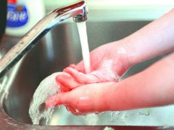 Se recomienda beber abundantes líquidos, lavar las manos antes de comer y después de ir al baño, para evitar algún virus. ARCHIVO /