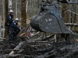 Más de 600 empleados públicos siguen buscando en la masa de fango que arrasó con el pablado. ARCHIVO /