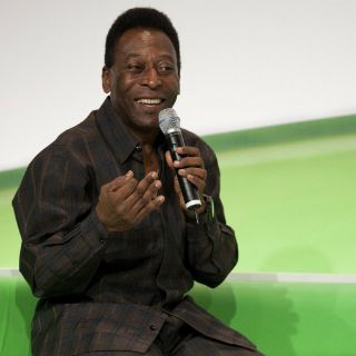Pelé recuerda sus goles con diamantes