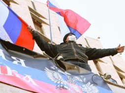 Manifestantes pro rusos ocupan el edificio de administración regional de Donetsk. EFE /
