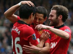 'Chicharito' celebra junto a sus compañeros del Manchester United después de anotar su gol. AFP /