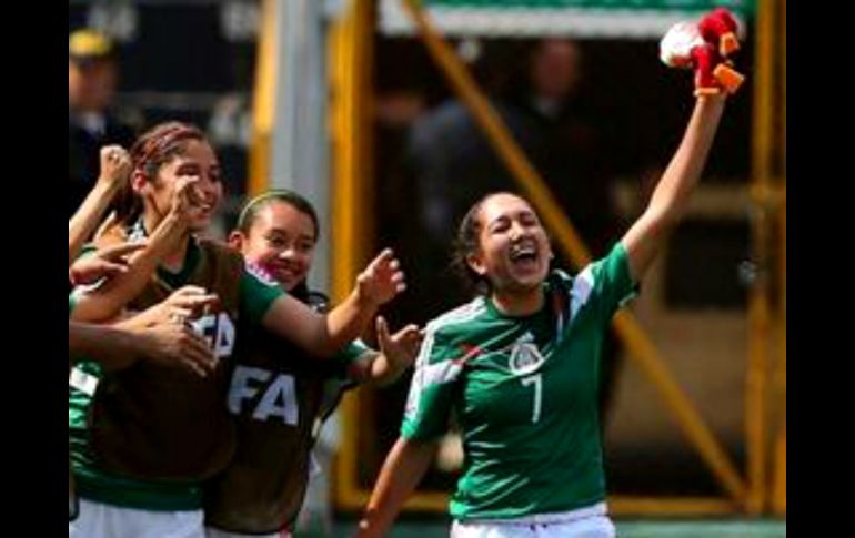 Janae González celebra junto a la selección Sub-17 después de anotar su gol. ESPECIAL /