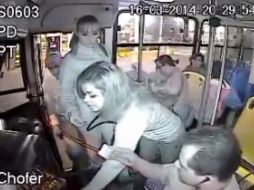 El chofer se enoja por la actitud de la usuaria y comienzan a discutir.  /