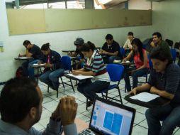 Según el estudio del Imco, un profesionista gana en promedio nueve mil 981 pesos. ARCHIVO /