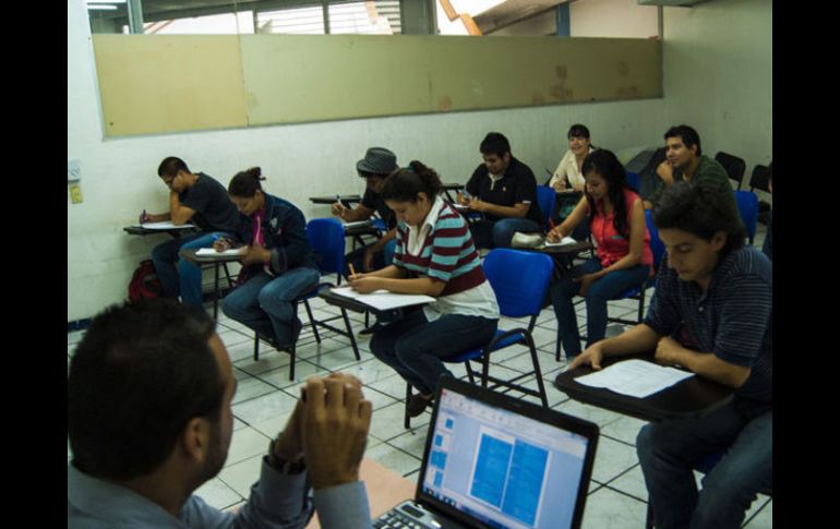 Según el estudio del Imco, un profesionista gana en promedio nueve mil 981 pesos. ARCHIVO /