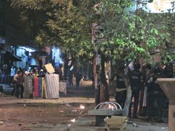 Enfrentamiento. Manifestantes (izquierda) chocan con la Policía (derecha) durante las protestas en Caracas. AFP /