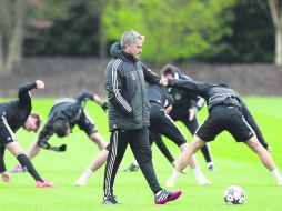Mourinho, entrenador del Chelsea, considera que el cuadro inglés necesita un resultado loco para clasificarse a la siguiente ronda. EFE /