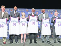 El lituano Sarunas Marciulonis, Alonzo Mourning, Judy Martelli,Nolan Richardson, Mitch Richmond, David Stern y Gary Williams. AP /