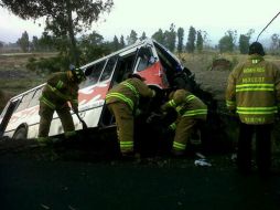 El accidente sucede en los límites del Estado de México y el DF; autoridades trabajan en la zona. Foto: ‏@luismiguelbaraa. ESPECIAL /