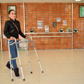Paciente con fractura de columna vuelve a caminar