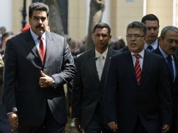 Nicolás Maduro llega a la cancillería al lado de Elías Jaua para el encuentro con opositores. AFP /