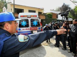 Ayudados por sábanas blancas, los paramédicos bajaron al del vehículo y lo ingresaron en camilla a su domicilio.  /