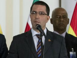 El vicepresidente venezolano Jorge Arreaza ofrece una conferencia de prensa luego de la reunión con opositores. EFE /