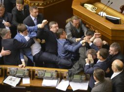 Diputados nacionalistas se enfrentan a comunistas en la Rada Suprema (Parlamento). AP /