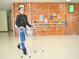 LOGRO MÉDICO. Leticia ha vuelto a caminar, a pesar de la seriedad de sus lesiones.  /
