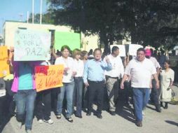 Indignados. El alcalde Roberto González (centro) encabezó el bloqueo de la avenida. ESPECIAL /