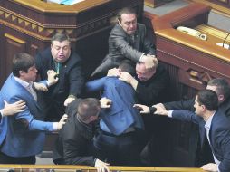 Diputados del partido nacionalista ucraniano Svoboda (Libertad) se agarran a golpes con legisladores comunistas en sesión de la Rada. AFP /