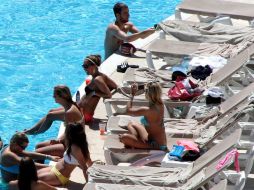 Para broncear tu piel, es aconsejable no exponerse al sol cuando los rayos solares son más fuertes. ARCHIVO /
