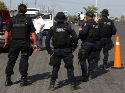 Por el ataque, no se reportan heridos. Los dos agresores son aprehendidos afuera de las instalaciones policiacas. ARCHIVO /