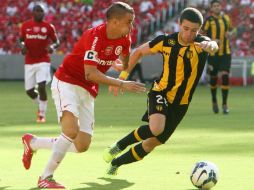 Peñarol (d), uno de los clubes más importanes, disputa la Copa Libertadores. AFP /