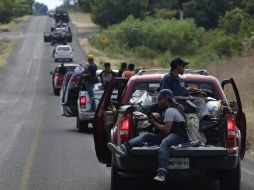 Autodefensas temen por su vida, por eso no pueden dejar las armas; y al gobierno no le importa su situación, aseguran. ARCHIVO /