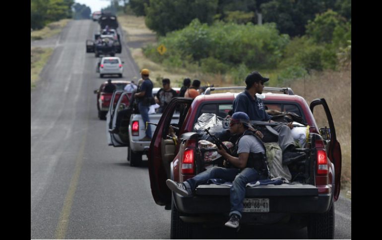 Autodefensas temen por su vida, por eso no pueden dejar las armas; y al gobierno no le importa su situación, aseguran. ARCHIVO /