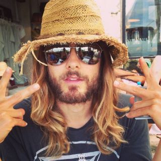 Jared Leto visita campamento de protestas en Tailandia