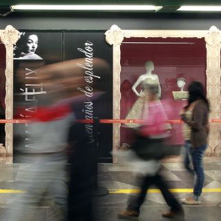 Vestidos de María Félix se exhiben en estación del metro Bellas Artes