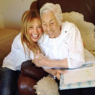 Thalía se reencuentra con su abuela