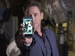 El intérprete de 'Iron Man' grita que consigas tu teléfono y hace énfasis en la importancia de su acento británico. Foto: youtube. ESPECIAL /