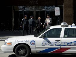 Elementos de la policía de Toronto acuden a las oficinas donde ocurrió el incidente. AP /