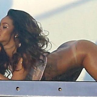 Captan a Rihanna semidesnuda