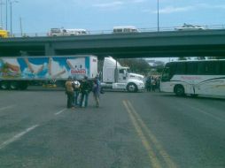Estudiantes normalistas fueron embestidos por una camioneta mientras realizaban un bloqueo en la salida a Salamanca. TOMADA DE @MarmorV  /