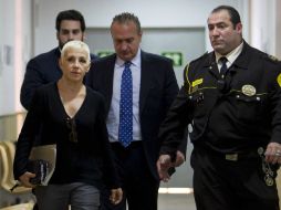 La cantante, Ana torroja, acudió a la corte con pelo muy corto rubio platino, jersey negro y patalón gris. AFP /