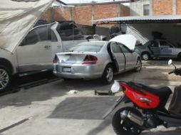 En un taller los detenidos remarcaban los vehículos y les ponían laminillas con número de serie falso. ESPECIAL /