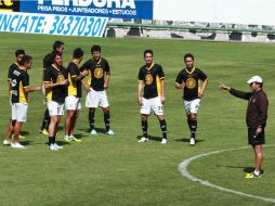 Esta mañana, los universitarios entrenaron en la cancha del Estadio Jalisco, con miras a este encuentro en el que definirán su destino.  /