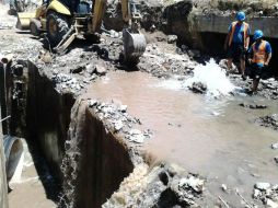 El acueducto sufrió un desperfecto durante los trabajos de la obra del Nodo Vial Juan de la Barrera. ESPECIAL /