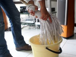 Trapear ayudará a mejorar tu condición física, así que si tienes un patio grande o una casa grande, invierte tiempo para limpiar. ARCHIVO /