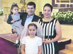 La familia. Ismael Villegas y Adriana Huerta de Villegas con sus hijas, Ana Sofía y Mariana.  /