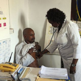 La OMS amplía esfuerzos para controlar brote de ébola en Guinea