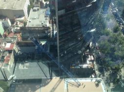 La estructura cae en la terraza de la Torre Mayor. Foto: @master_ard.. ESPECIAL /