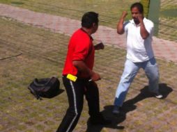 En el video, chofer y pasajero intercambian golpes y patadas. ESPECIAL /