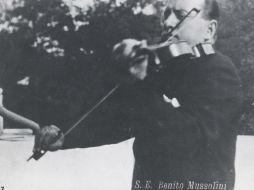 El lote a subasta incluye una foto de Musollini, dictador de Italia desde 1925 a 1943, mientras toca un violín Amati. EFE /