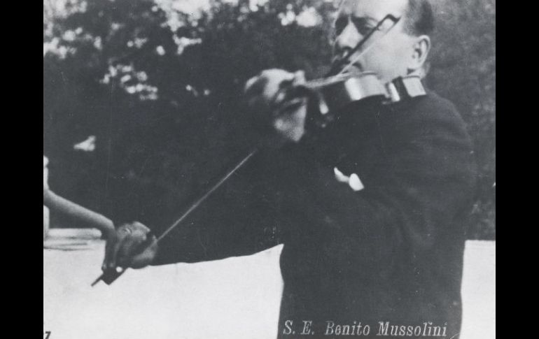 El lote a subasta incluye una foto de Musollini, dictador de Italia desde 1925 a 1943, mientras toca un violín Amati. EFE /