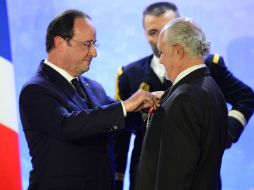 El presidente de Francia (I) le entrega la distinción a Mario Molina (D). AFP /