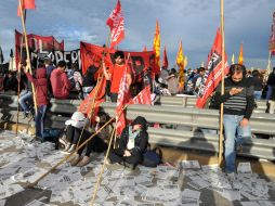 Manifestantes protestan en el puente Pueyrredon en Buenos Aires. EFE /